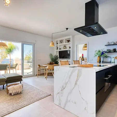 Renovated Casaris Big Balcony And Sea View شقة *