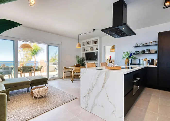 Renovated Casaris Big Balcony And Sea View شقة *